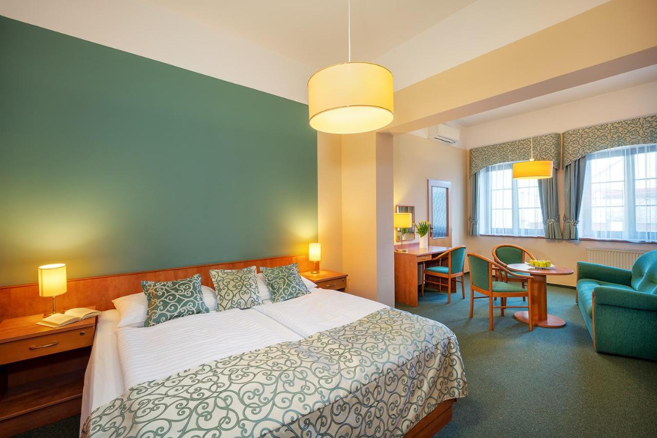 Hotel Bily Jednorozec Trebon Bagian luar foto