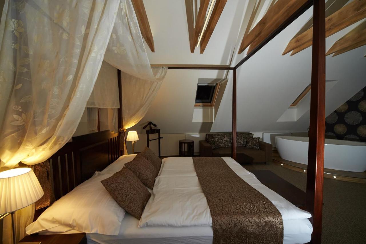 Hotel Bily Jednorozec Trebon Bagian luar foto