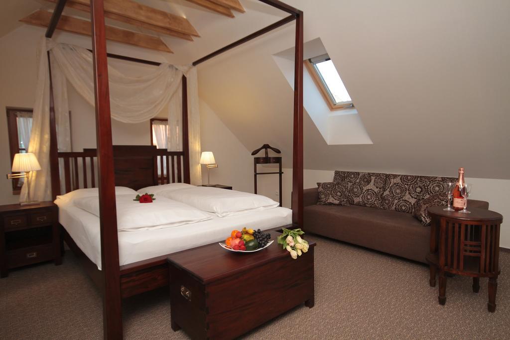 Hotel Bily Jednorozec Trebon Bagian luar foto