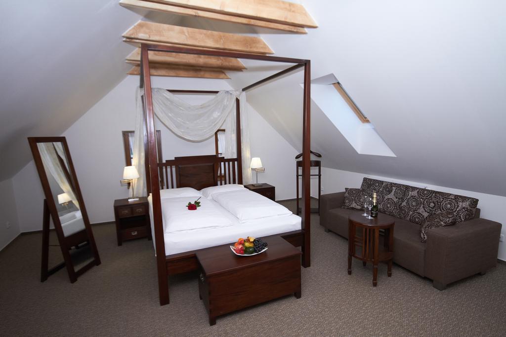 Hotel Bily Jednorozec Trebon Bagian luar foto