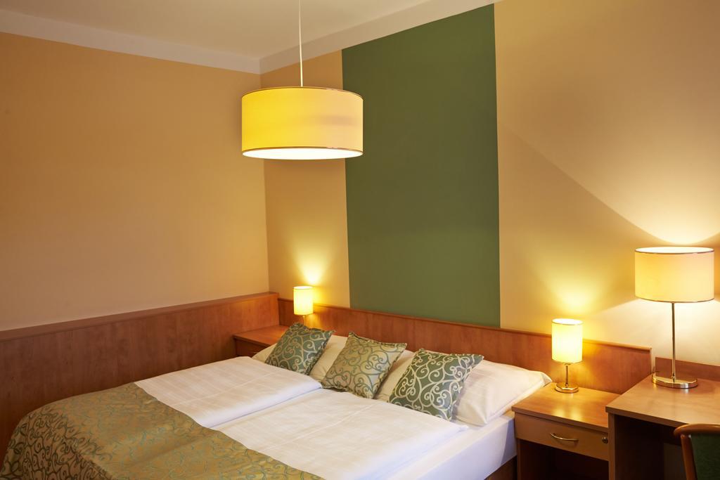 Hotel Bily Jednorozec Trebon Bagian luar foto