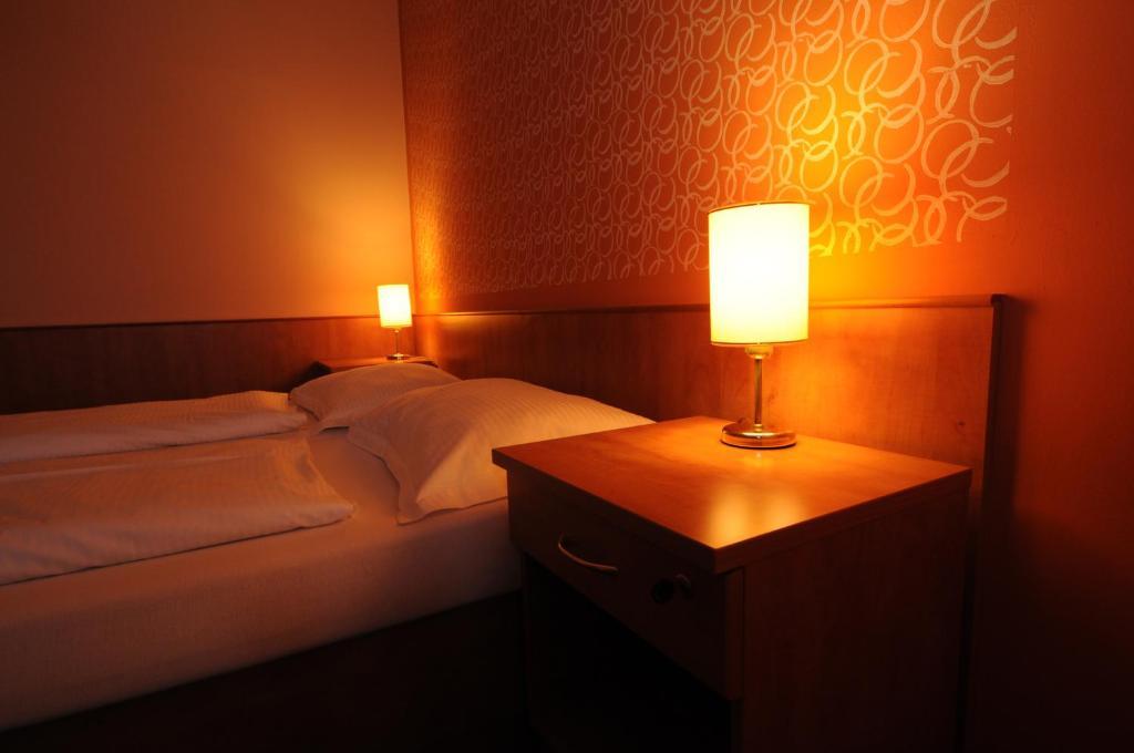 Hotel Bily Jednorozec Trebon Bagian luar foto